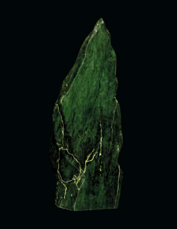 A LARGE SPECIMEN OF NEPHRITE JADE - Foto 1