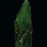 A LARGE SPECIMEN OF NEPHRITE JADE - Foto 1