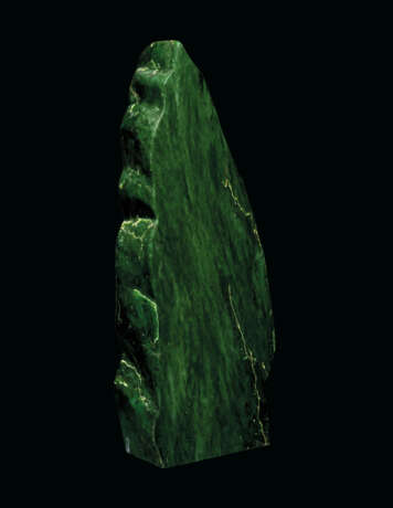 A LARGE SPECIMEN OF NEPHRITE JADE - фото 2