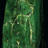 A LARGE SPECIMEN OF NEPHRITE JADE - Foto 3