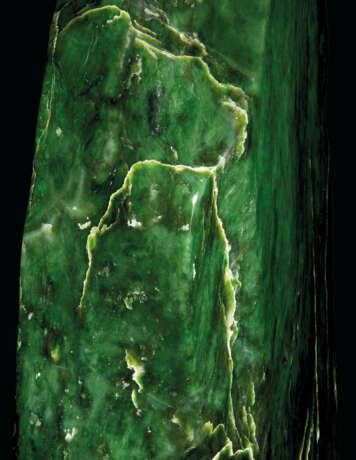 A LARGE SPECIMEN OF NEPHRITE JADE - Foto 3