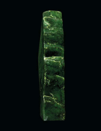 A LARGE SPECIMEN OF NEPHRITE JADE - Foto 4