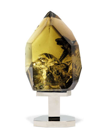 A LARGE CITRINE CRYSTAL - photo 1