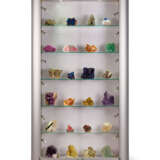 A MODERN COLLECTOR'S CABINET WITH TWENTY FOUR FINE MINERAL SPECIMENS - Foto 1