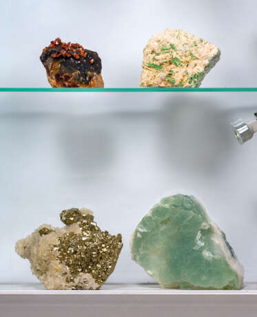 A MODERN COLLECTOR'S CABINET WITH TWENTY FOUR FINE MINERAL SPECIMENS - фото 2