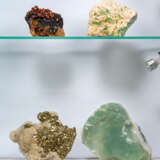 A MODERN COLLECTOR'S CABINET WITH TWENTY FOUR FINE MINERAL SPECIMENS - Foto 2