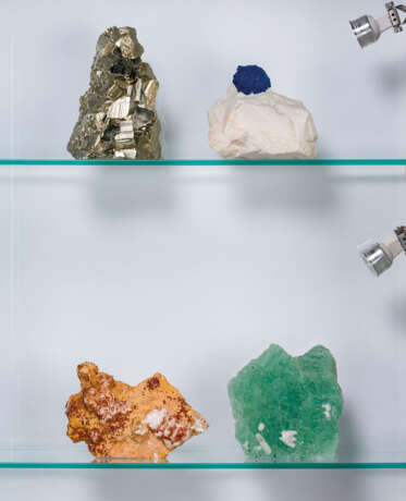 A MODERN COLLECTOR'S CABINET WITH TWENTY FOUR FINE MINERAL SPECIMENS - Foto 4