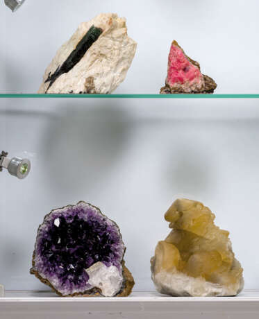 A MODERN COLLECTOR'S CABINET WITH TWENTY FOUR FINE MINERAL SPECIMENS - фото 6