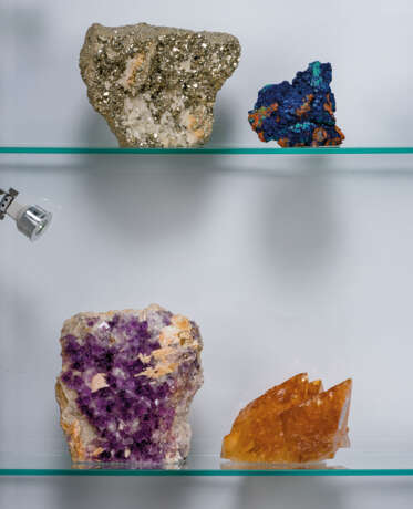 A MODERN COLLECTOR'S CABINET WITH TWENTY FOUR FINE MINERAL SPECIMENS - Foto 7