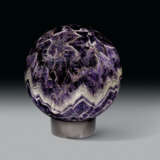 A VERY LARGE BANDED AMETHYST SPHERE - Foto 2