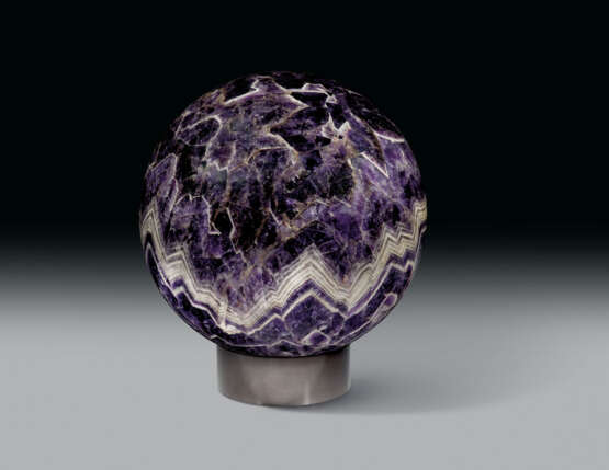 A VERY LARGE BANDED AMETHYST SPHERE - photo 2