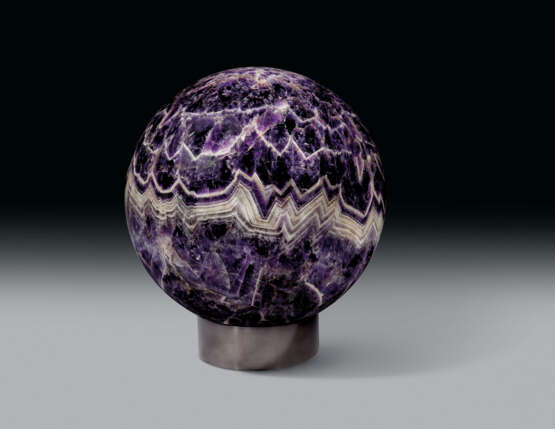 A VERY LARGE BANDED AMETHYST SPHERE - Foto 3