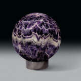 A VERY LARGE BANDED AMETHYST SPHERE - Foto 3