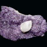 AN ATTRACTIVE SPECIMEN OF AMETHYST WITH CALCITE POINT - фото 3