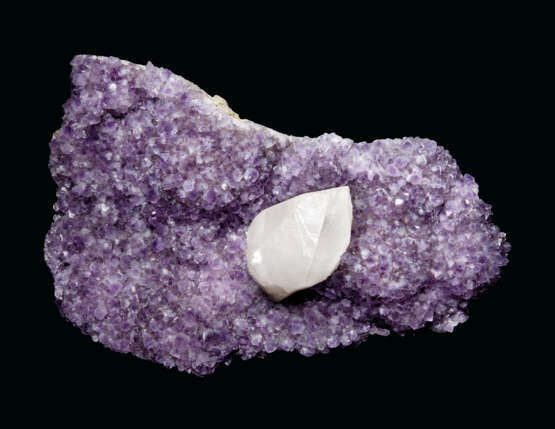 AN ATTRACTIVE SPECIMEN OF AMETHYST WITH CALCITE POINT - photo 3