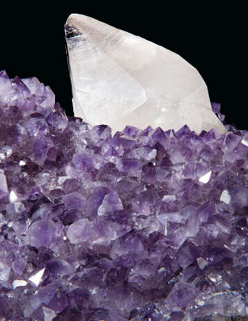 AN ATTRACTIVE SPECIMEN OF AMETHYST WITH CALCITE POINT - фото 4