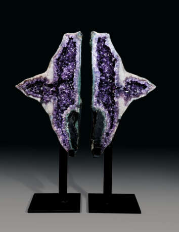 A PAIR OF LARGE SPLIT AMETHYSTS - photo 1