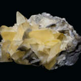 A CLUSTER OF LARGE YELLOW CALCITE CRYSTALS - Foto 2