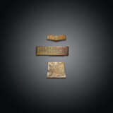 A YELLOW JADE SCABBARD CHAPE, A SCABBARD GUARD AND A SCABBAR... - фото 1