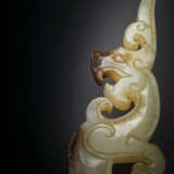 A VERY RARE AND FINE WHITE AND RUSET JADE 'DRAGON' PENDANT, ... - Foto 3