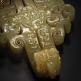 AN EXCEPTIONALLY RARE AND IMPORTANT YELLOW JADE BELT HOOK, D... - photo 4