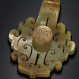 AN EXCEPTIONALLY RARE AND IMPORTANT YELLOW JADE BELT HOOK, D... - photo 5