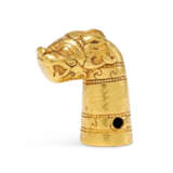 A RARE AND IMPORTANT GOLD 'FELINE-HEAD' FINIAL - photo 2