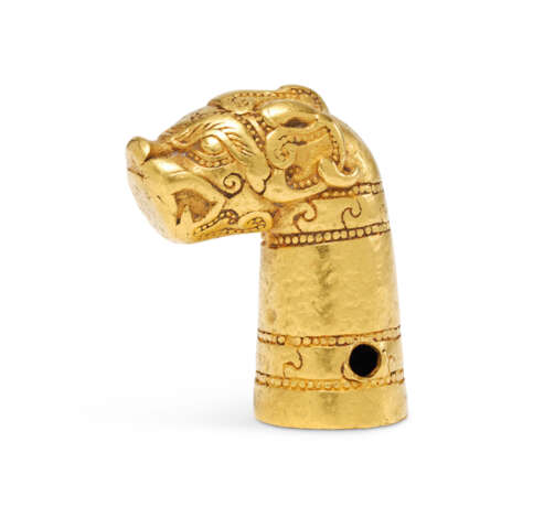 A RARE AND IMPORTANT GOLD 'FELINE-HEAD' FINIAL - Foto 2