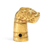 A RARE AND IMPORTANT GOLD 'FELINE-HEAD' FINIAL - Foto 3