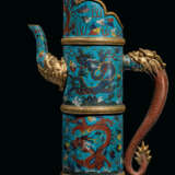 A LARGE TIBETAN-STYLE CLOISONNÉ ENAMEL EWER AND COVER, DUOMU... - Foto 2