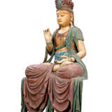 A LARGE PAINTED WOOD SCULPTURE OF A SEATED GUANYIN - фото 2