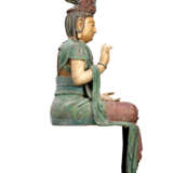 A LARGE PAINTED WOOD SCULPTURE OF A SEATED GUANYIN - фото 3