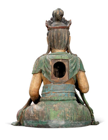 A LARGE PAINTED WOOD SCULPTURE OF A SEATED GUANYIN - фото 4
