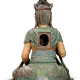 A LARGE PAINTED WOOD SCULPTURE OF A SEATED GUANYIN - Foto 4