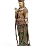 A PAINTED WOOD FIGURE OF A STANDING GUANYIN - фото 3