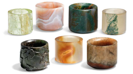 A GROUP OF SEVEN AGATE AND HARDSTONE ARCHER'S RINGS - фото 1