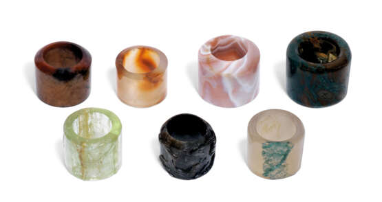 A GROUP OF SEVEN AGATE AND HARDSTONE ARCHER'S RINGS - фото 2