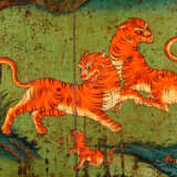 A PAIR OF POLYCHROME-PAINTED SHRINE DOORS WITH A MAHASIDDHA AND A PAIR OF TIGERS - Foto 3