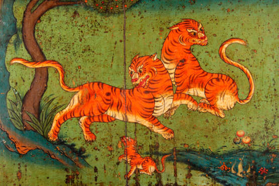 A PAIR OF POLYCHROME-PAINTED SHRINE DOORS WITH A MAHASIDDHA AND A PAIR OF TIGERS - фото 3