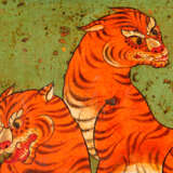 A PAIR OF POLYCHROME-PAINTED SHRINE DOORS WITH A MAHASIDDHA AND A PAIR OF TIGERS - Foto 9