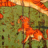 A PAIR OF POLYCHROME-PAINTED SHRINE DOORS WITH A MAHASIDDHA AND A PAIR OF TIGERS - Foto 10