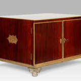 A REGENCY BRASS-MOUNTED BRAZILIAN ROSEWOOD AND EBONY COLLECTOR'S CABINET - Foto 8