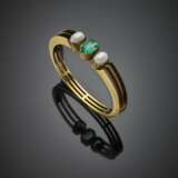 Yellow gold cuff bracelet with central octagonal ct. 2.45 circa emerald and two half pearl shoulders - photo 1