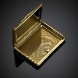 Yellow gold grooved compact with a cabochon sapphire on the thumbpiece - фото 1