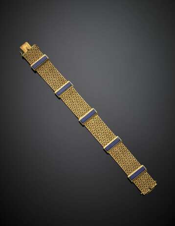 WEINGRILL | Yellow chiselled gold interwoven band bracelet with lapis spacers - фото 1