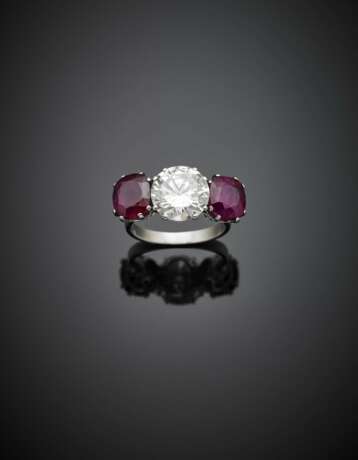 Round ct. 3.90 circa diamond with ruby shoulders platinum ring - фото 1