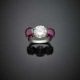 Round ct. 3.90 circa diamond with ruby shoulders platinum ring - фото 1