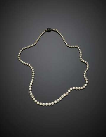 Natural salt water graduated pearl necklace with yellow gold cabochon sapphire clasp - Foto 1