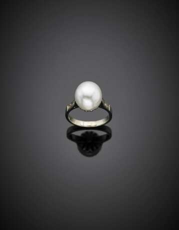 Slightly irregular mm 10.70x11.30x9.25 circa pearl and rose cut diamond white gold ring - фото 1