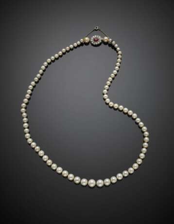 90% natural saltwater and cultured pearl graduated necklace with white gold diamond in all ct. 0.95 circa and synthetic ruby clasp - Foto 1